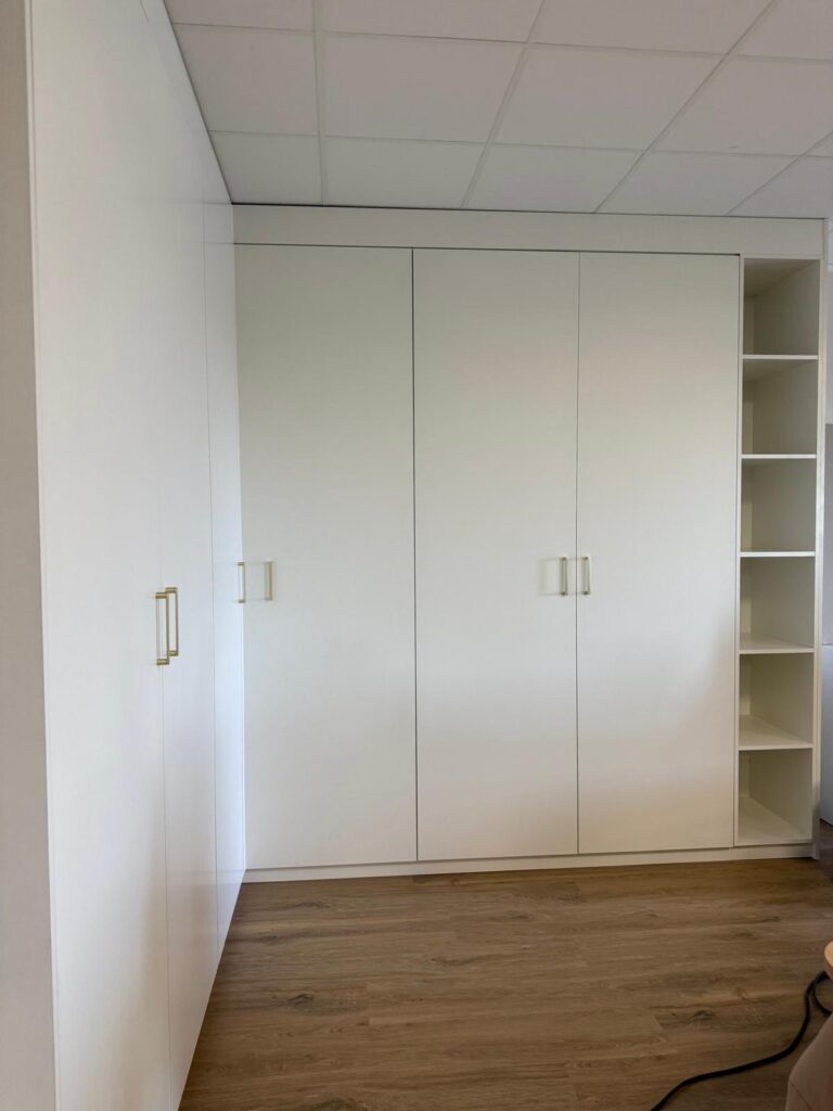 Agencement sur-mesure, placard d'angle pour bureau
