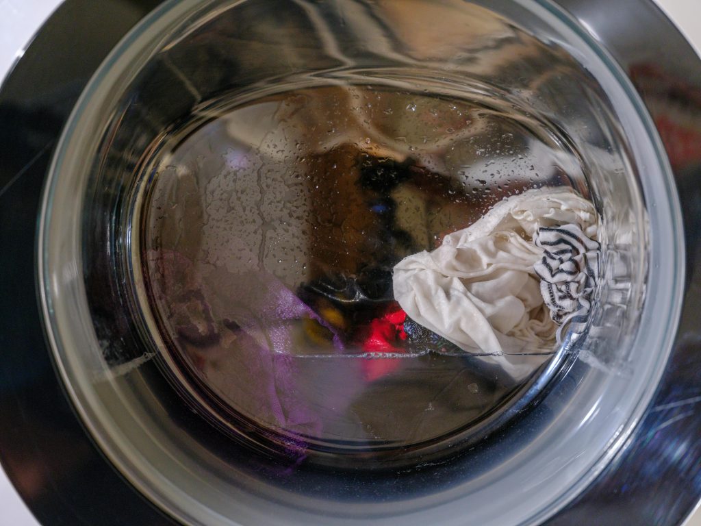 Comment nettoyer un lave-linge encrassé par les boues ?