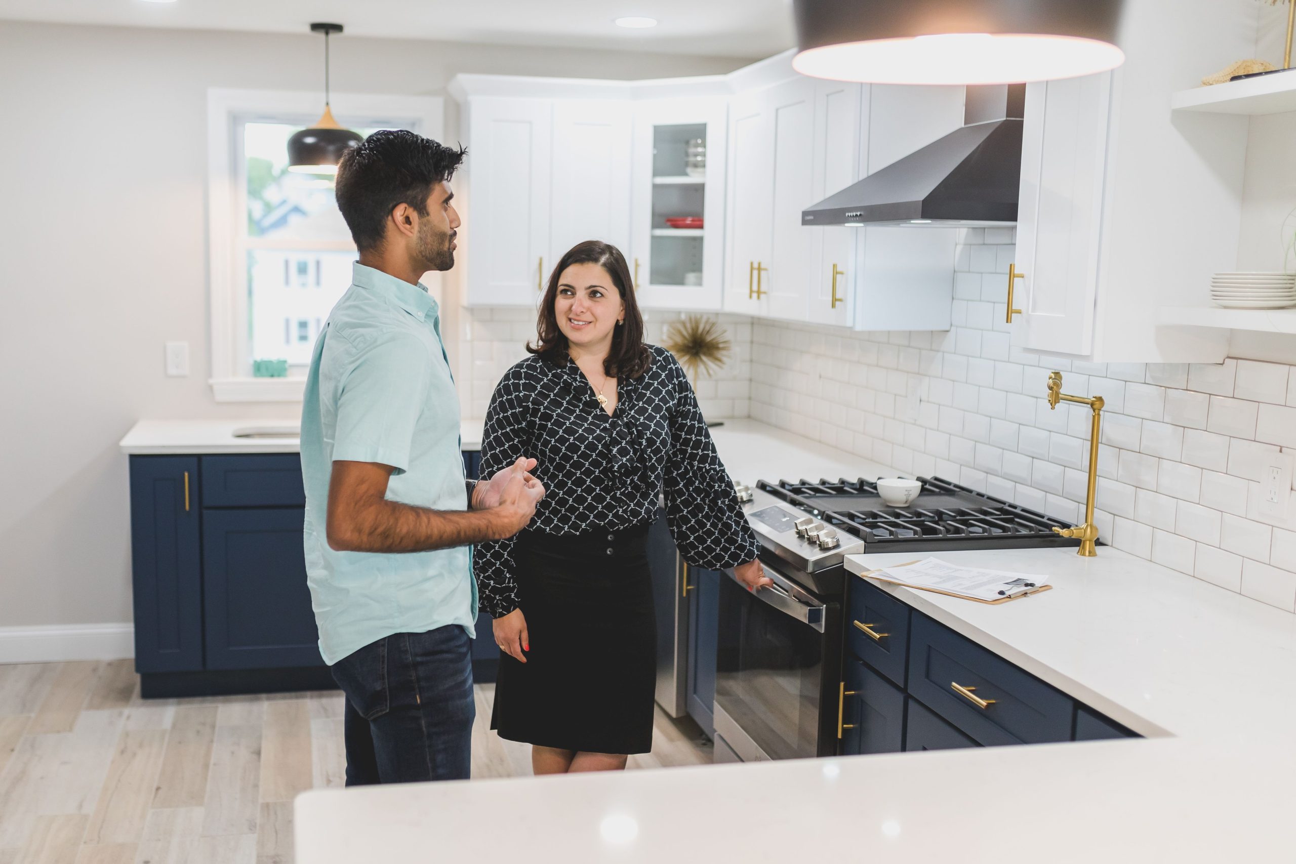 Couple visitant cuisine moderne agence immobilière