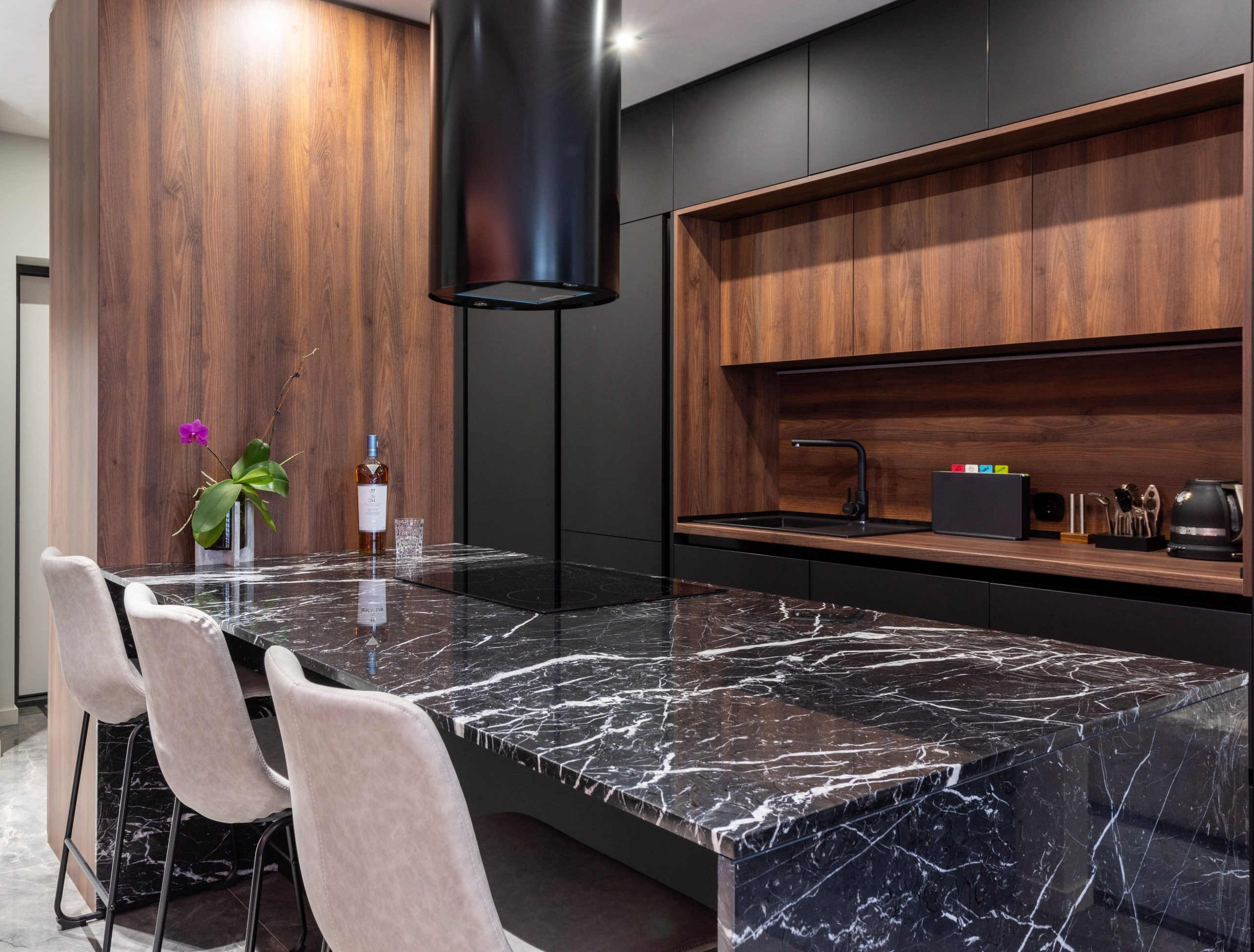 Cuisine moderne avec electromenagers et hotte