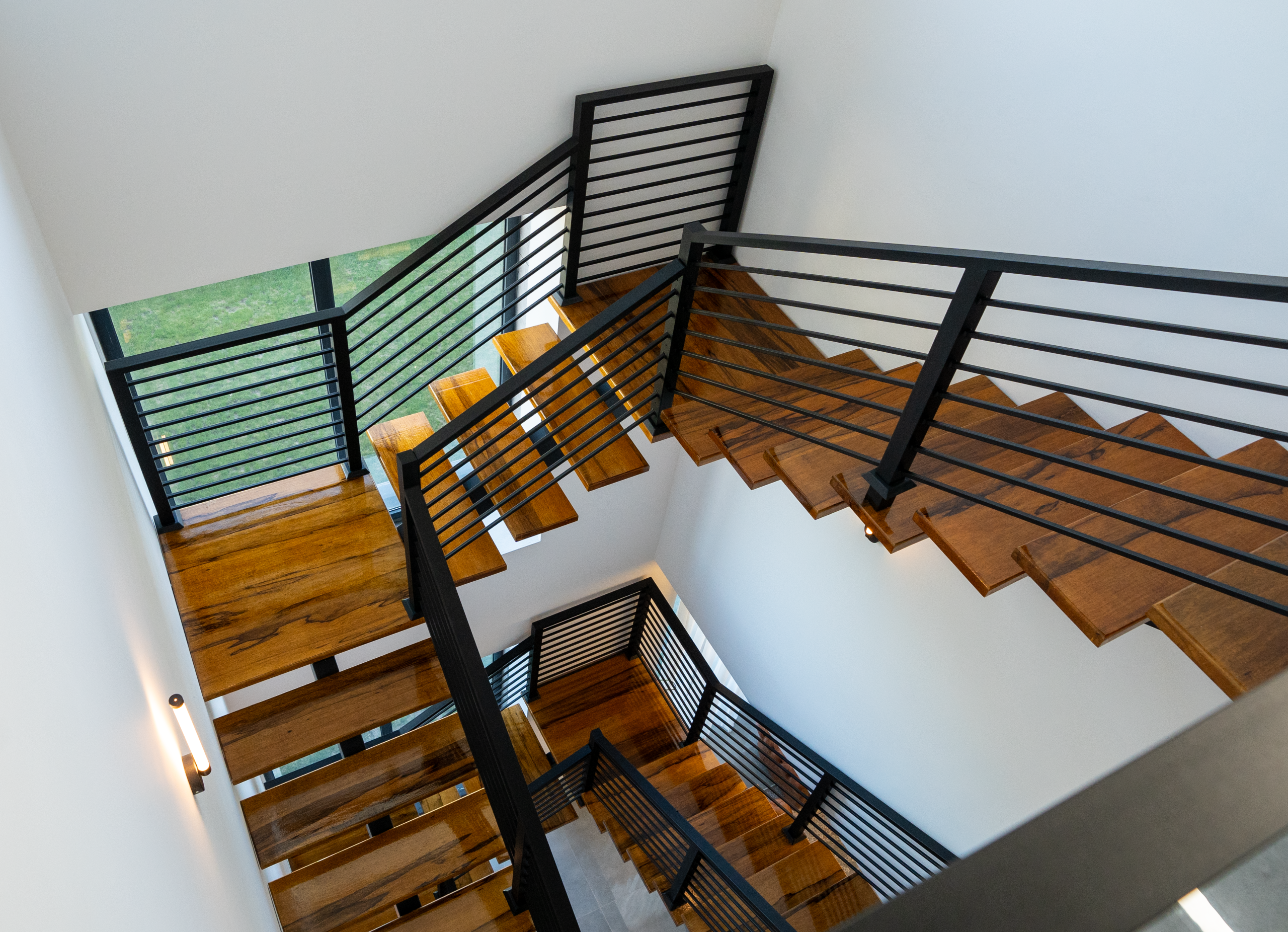 Escalier bois contemporain avec rampe metallique