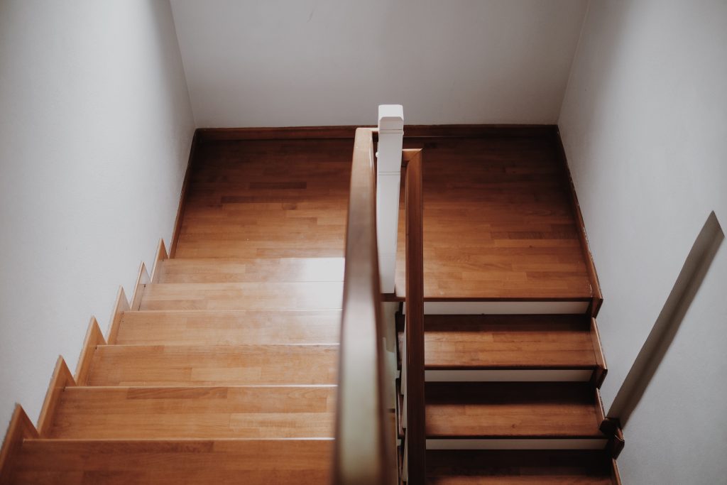 Vitrificateur pour escalier bois : ça tient vraiment dans le temps ?