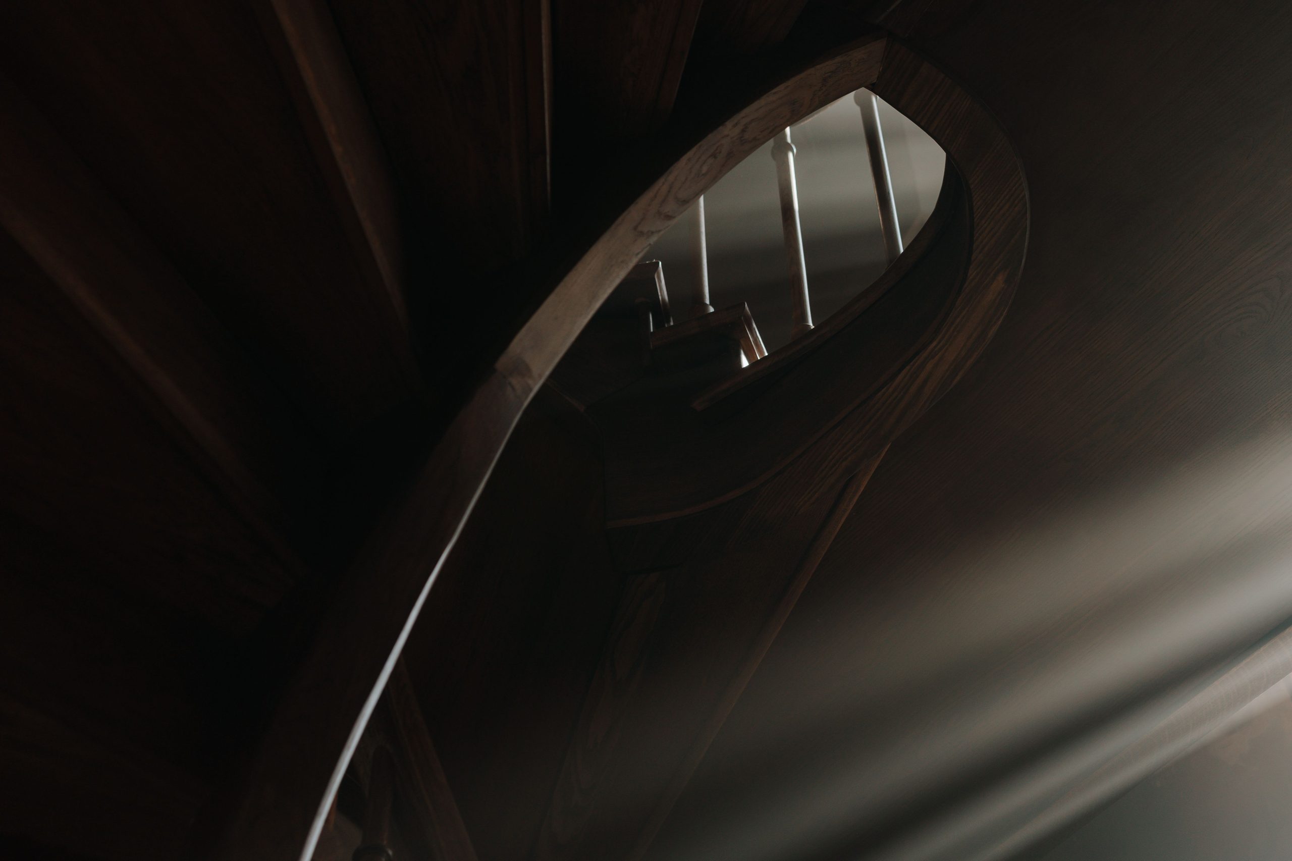 Escalier bois spirale eclairage dramatique
