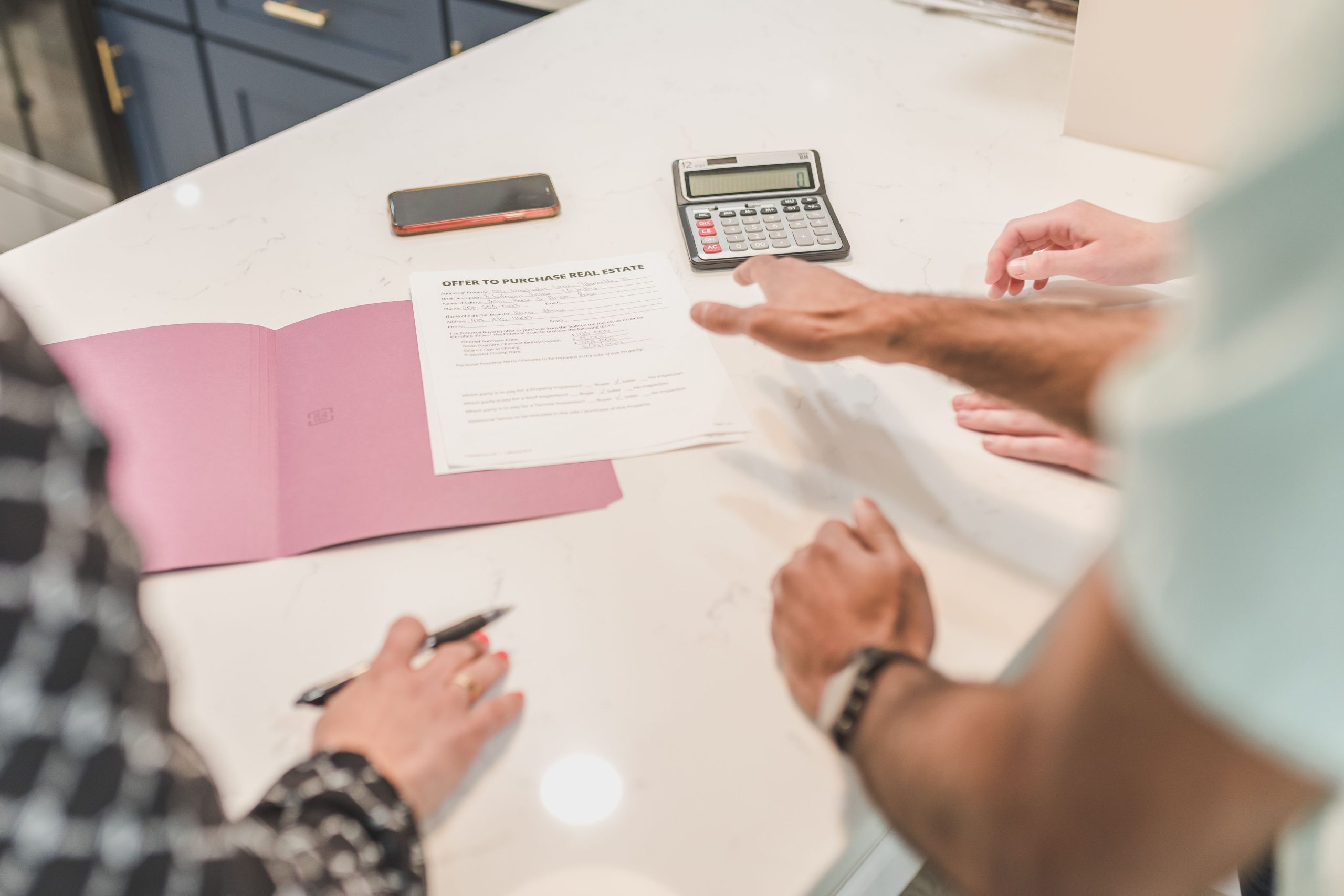 Mains gesticulant lors examen document immobilier bureau moderne