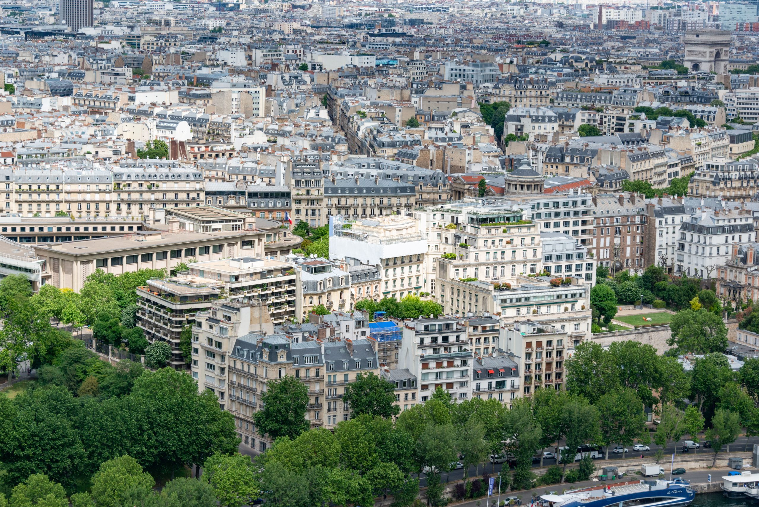 Vue aerienne panoramique de Paris avec verdure et architecture classique