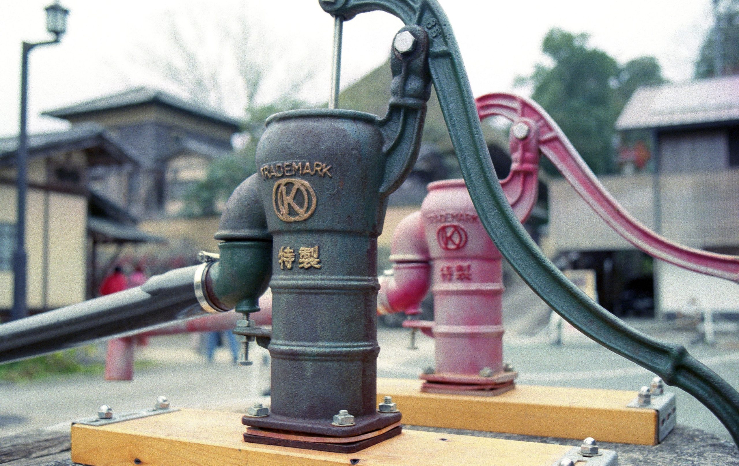 Pompe à eau vintage dans un jardin japonais traditionnel