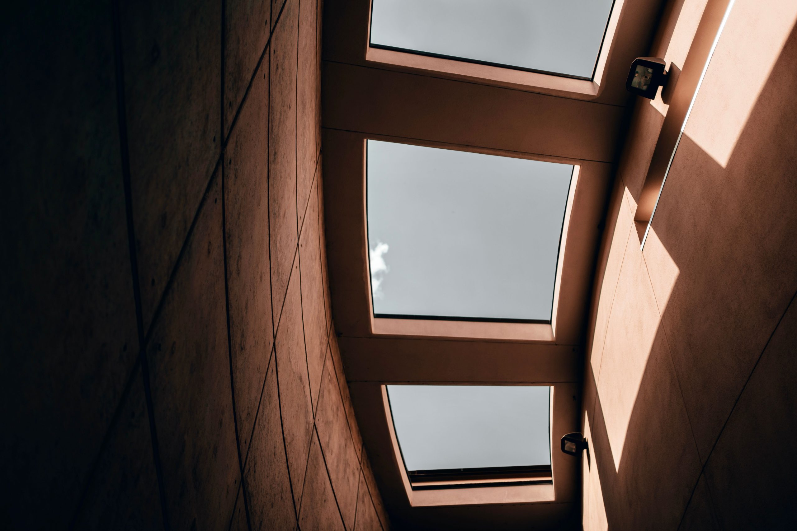 Vue dynamique plafond intérieur verre et ombres