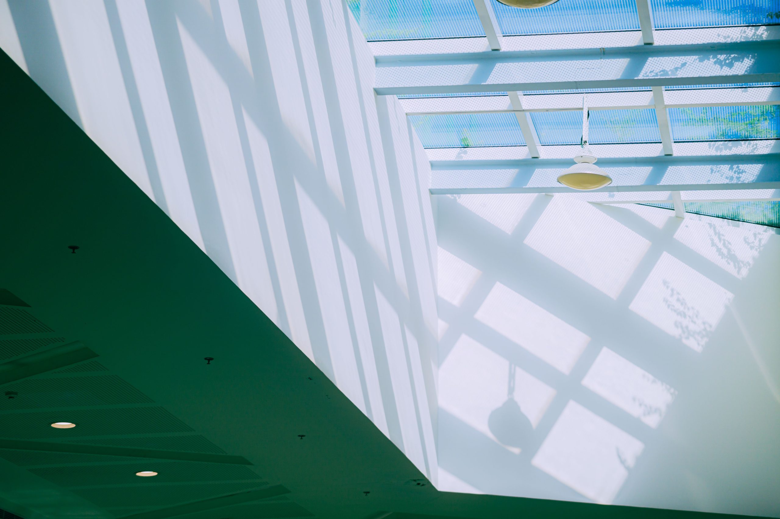 Intérieur lumineux avec puits de lumière géométrique