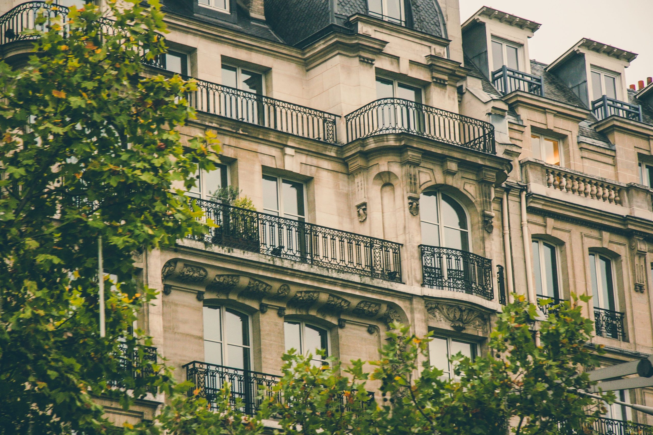 Facade parisienne charme avec balcons ornes et architecture classique