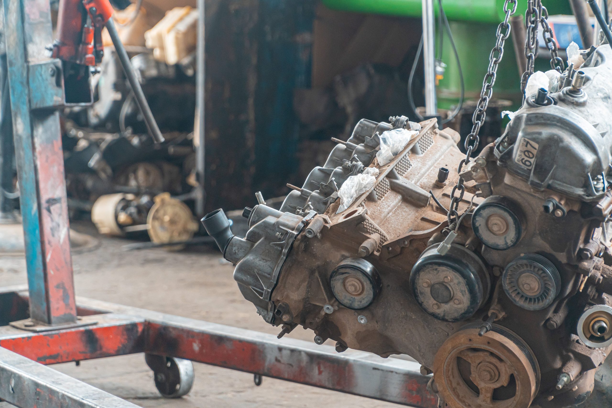 Moteur sanibroyeur suspendu pour maintenance détaillée