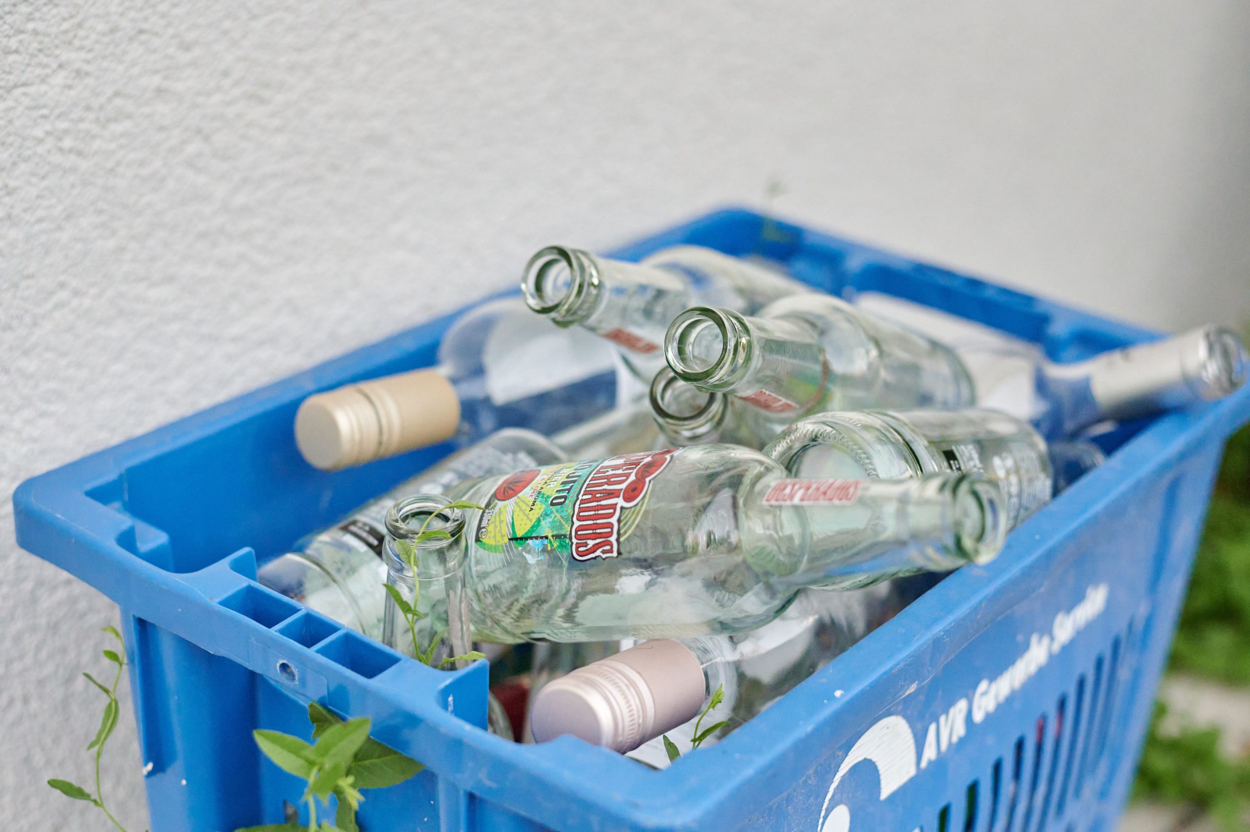 Caisse bleue remplie de bouteilles verre recyclage