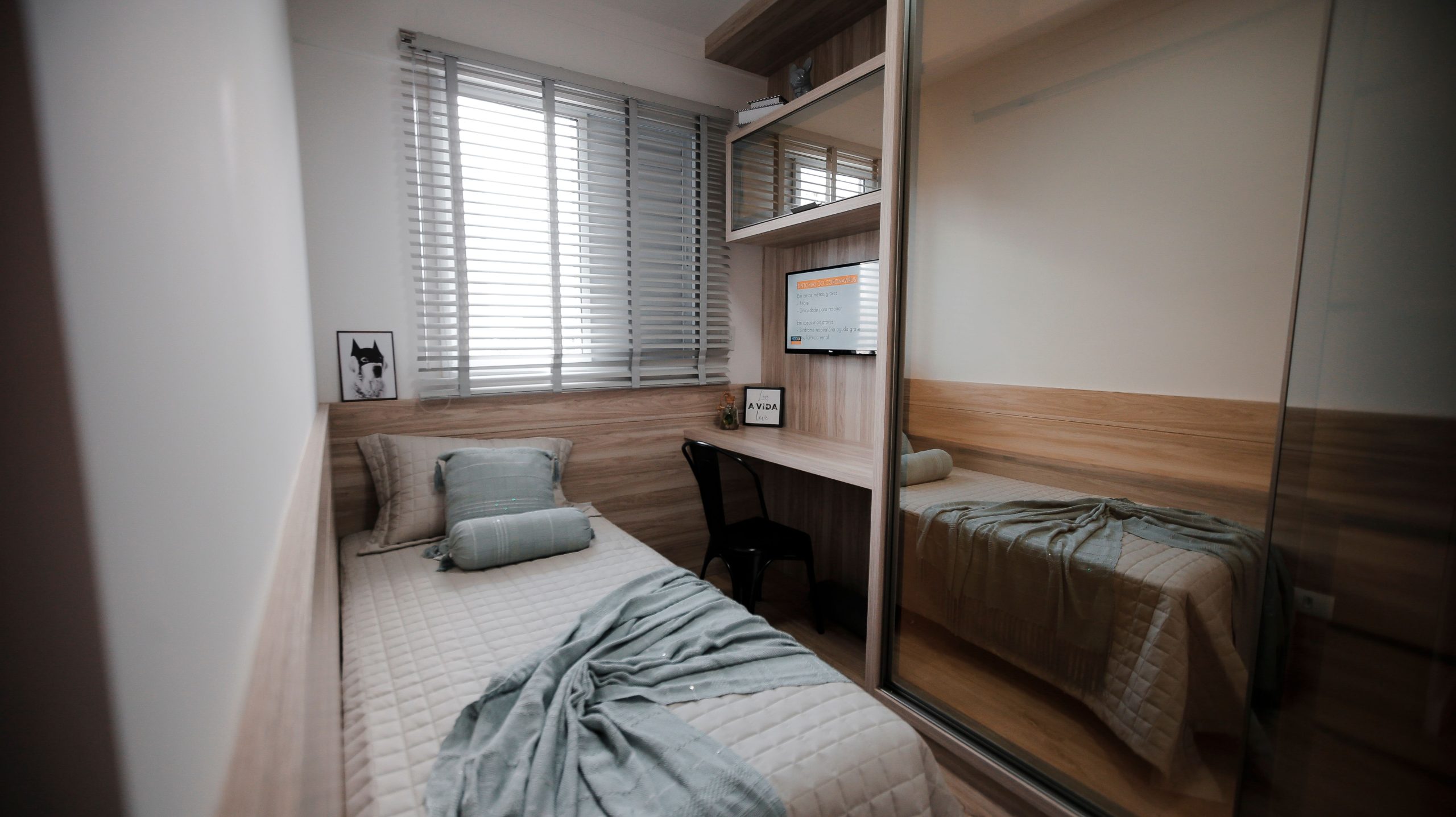 Chambre minimaliste avec lit simple et espace travail