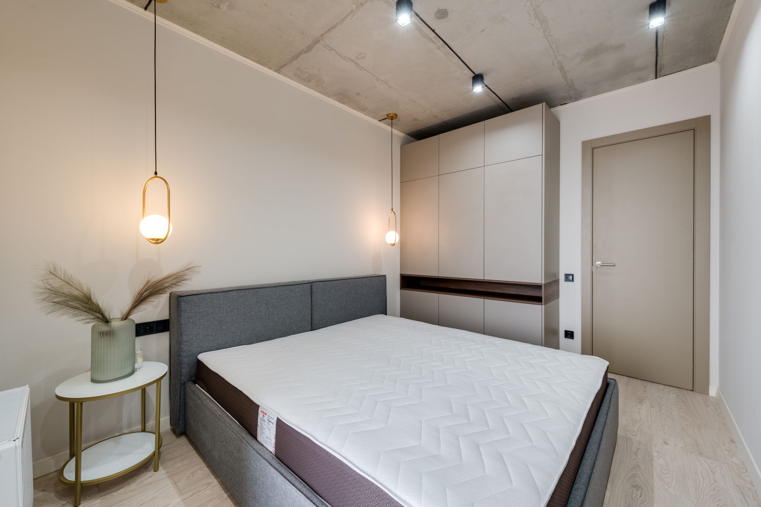 Chambre minimaliste grise avec rangements élégants