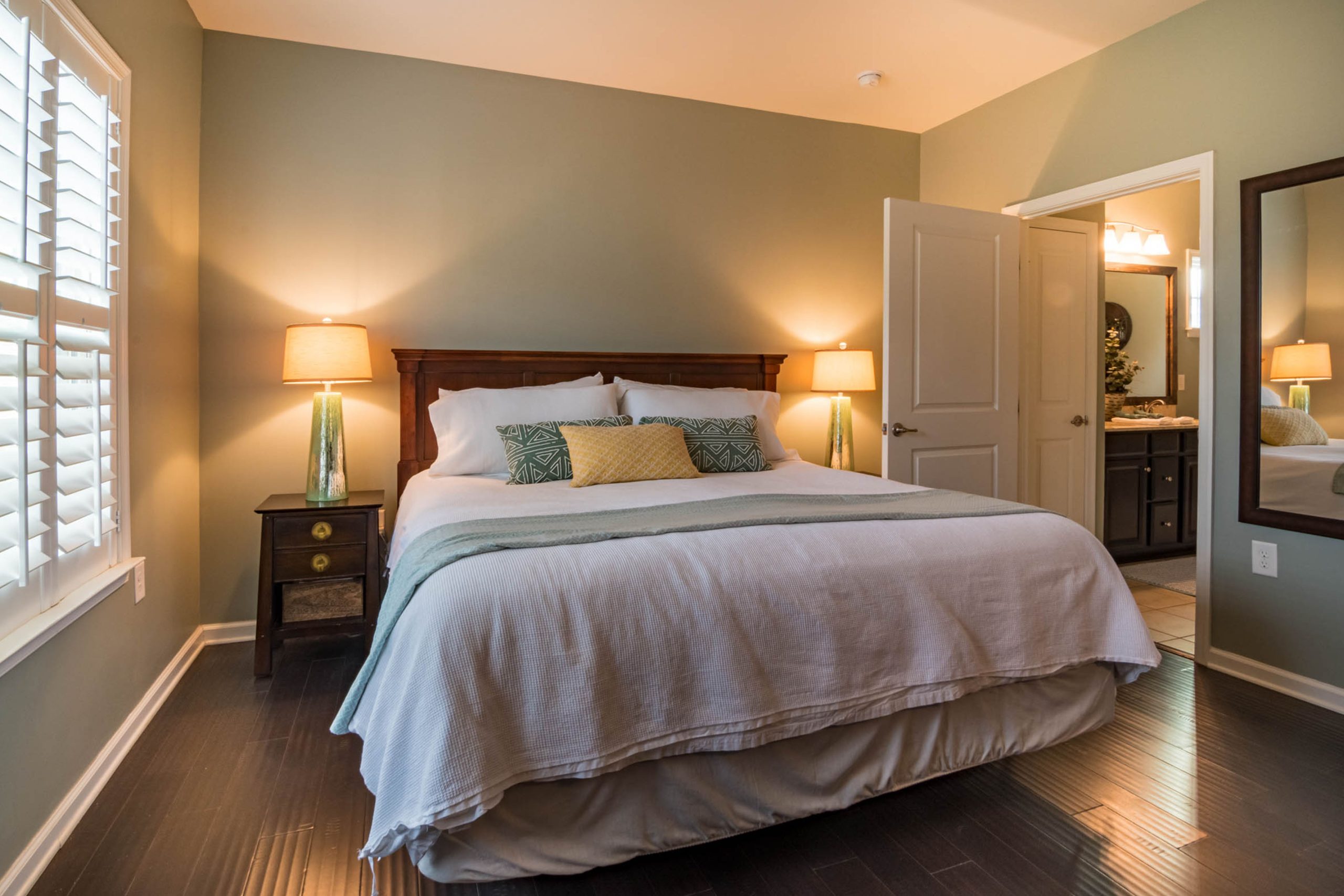 Chambre cozy avec lit confortable et décoration