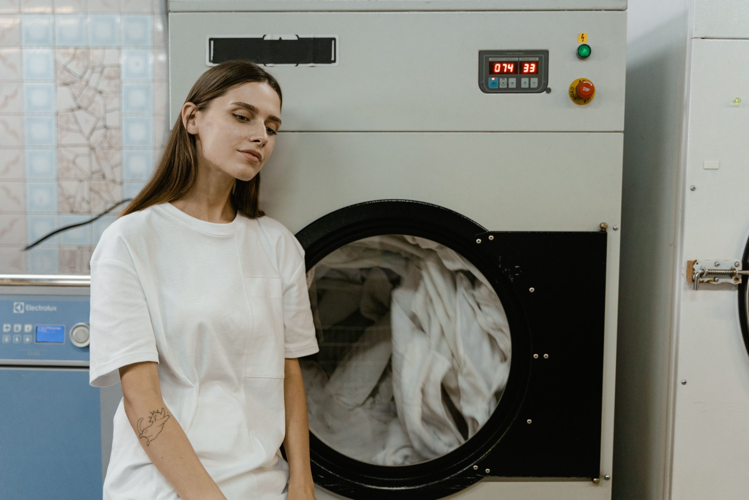 Femme à machine laver enlever taches