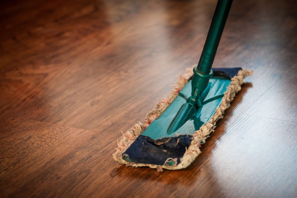 Comment nettoyer un parquet flottant sans laisser de traces ?