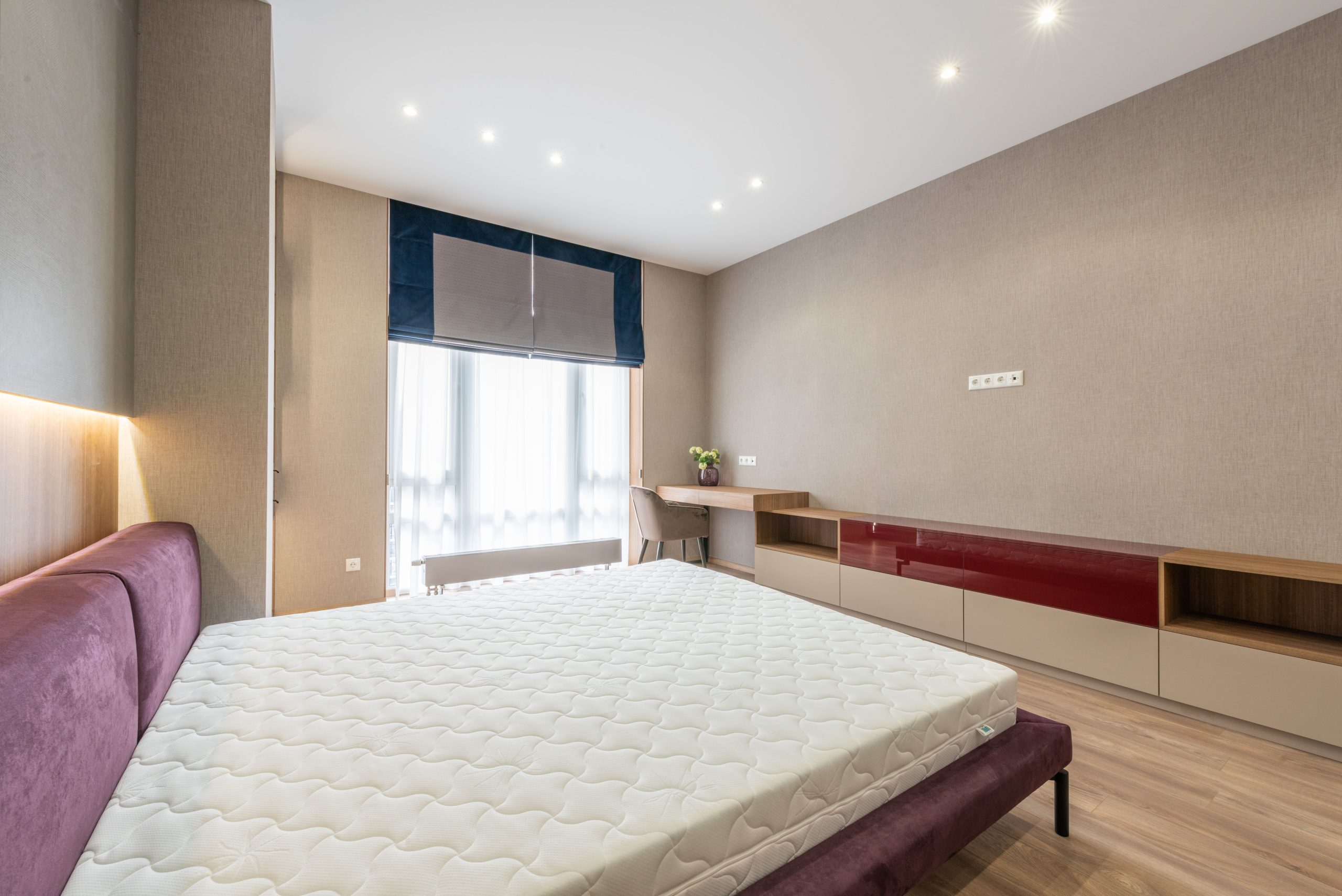 Chambre moderne avec matelas blanc et mobilier bois