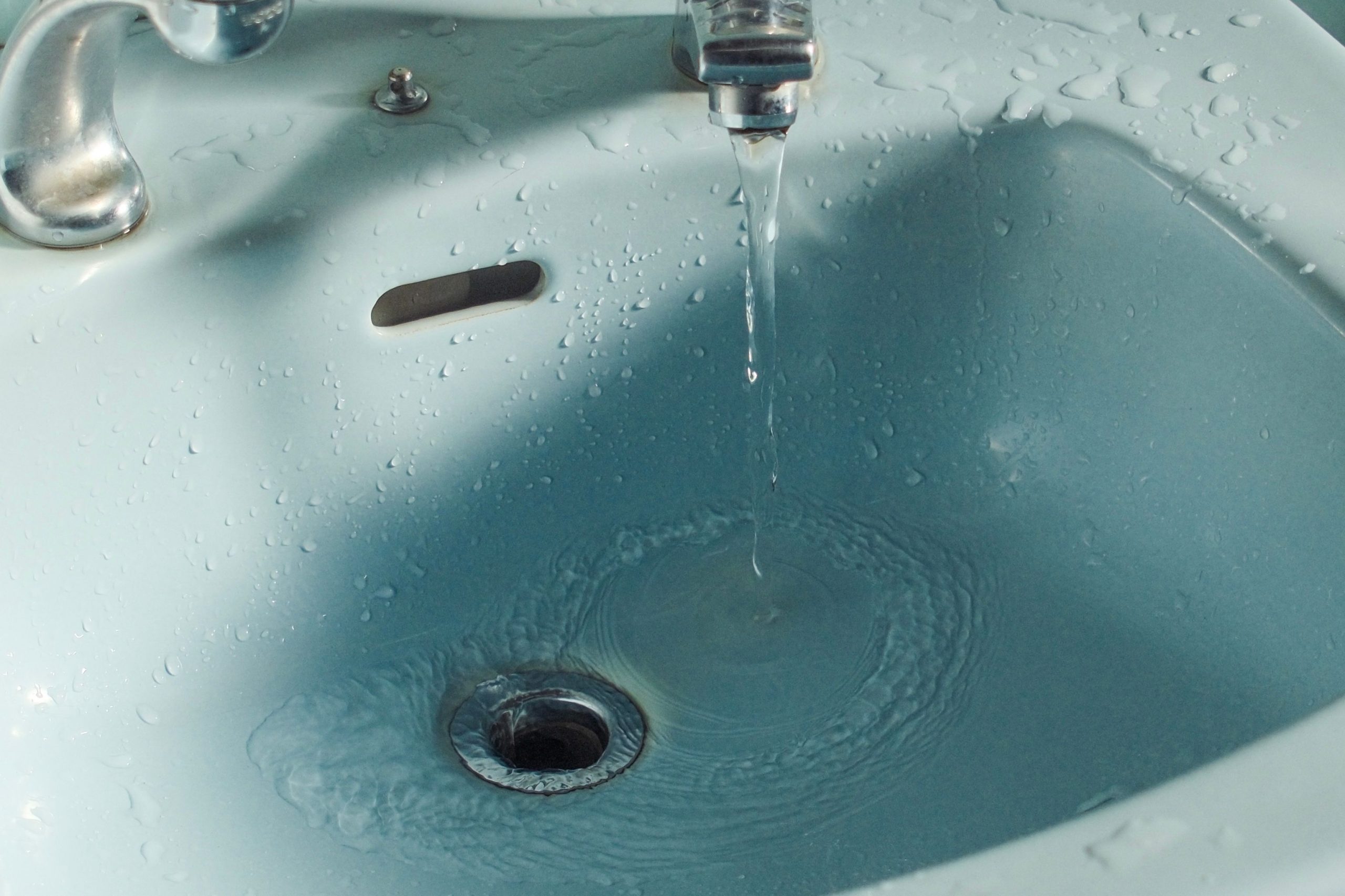 Eau coulant du robinet dans lavabo