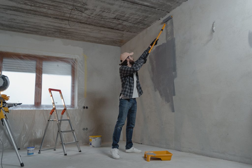 Comment peindre un mur sans laisser de traces visibles ?