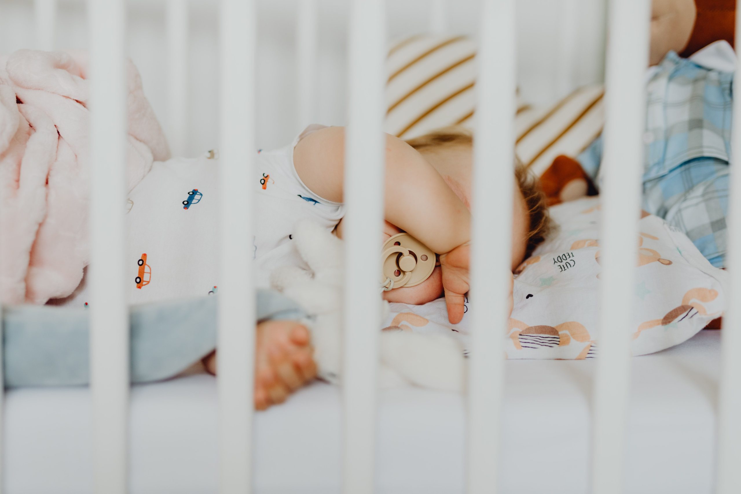 Bébé dort confortablement dans berceau cosy