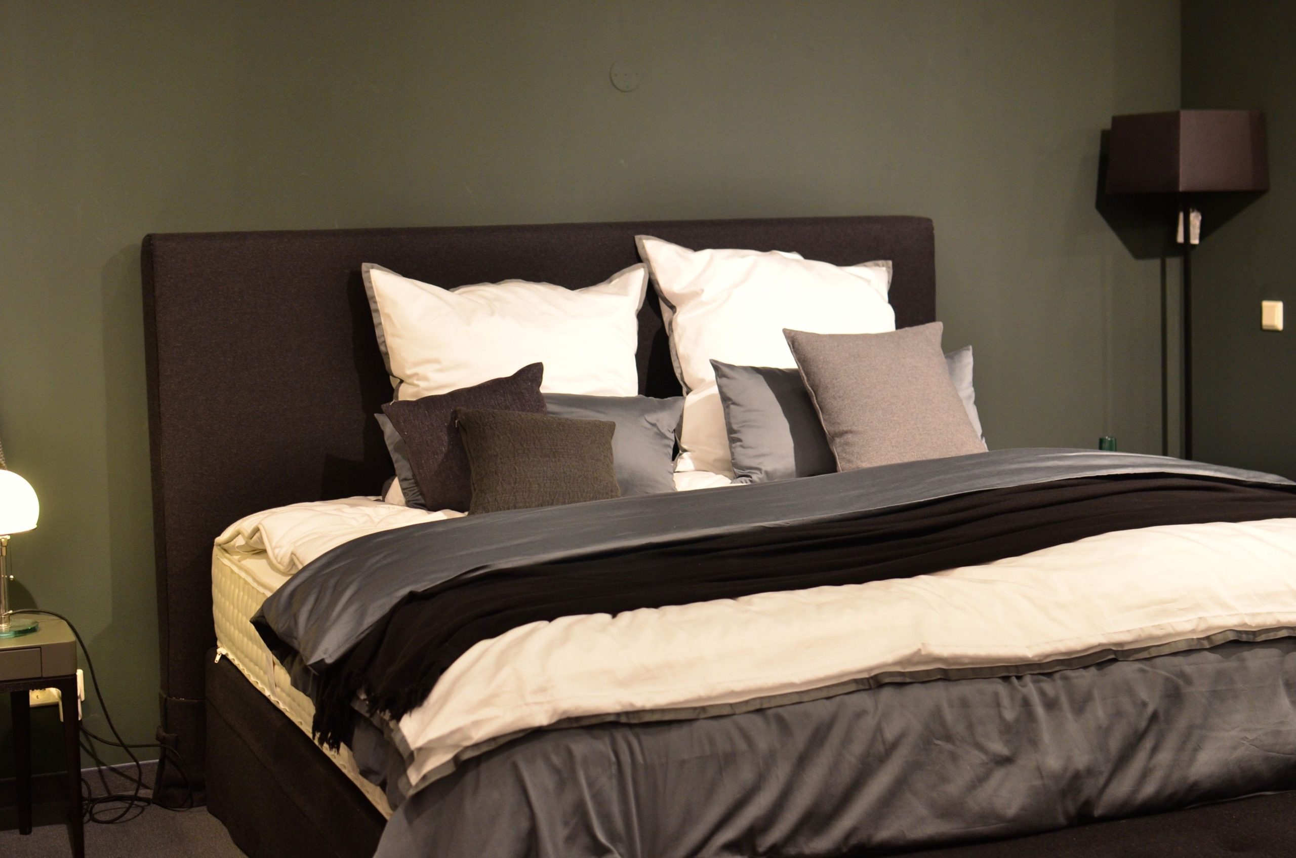 Lit design avec coussins et lampes de chevet