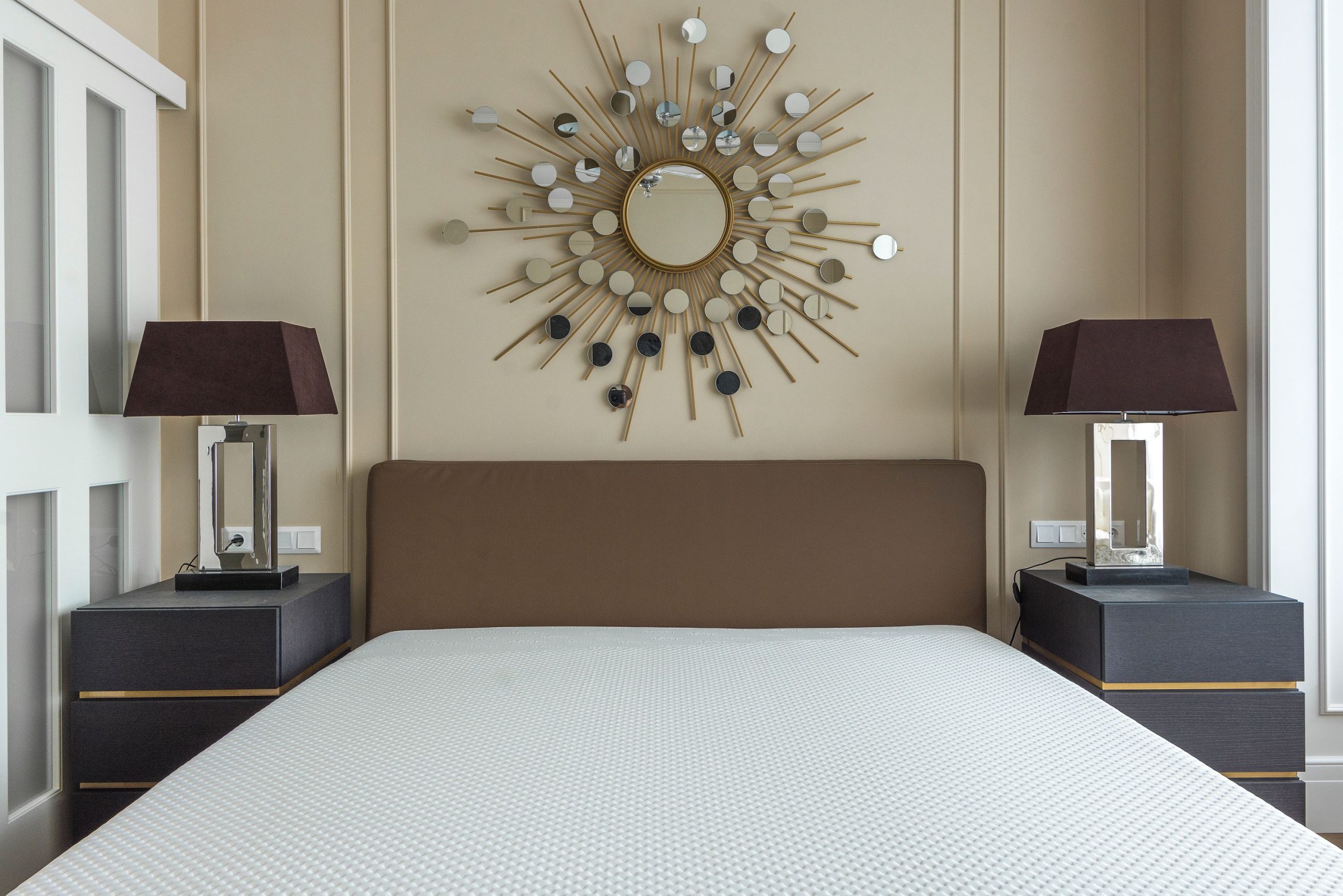 Chambre minimaliste avec design épuré et décoration stylisée