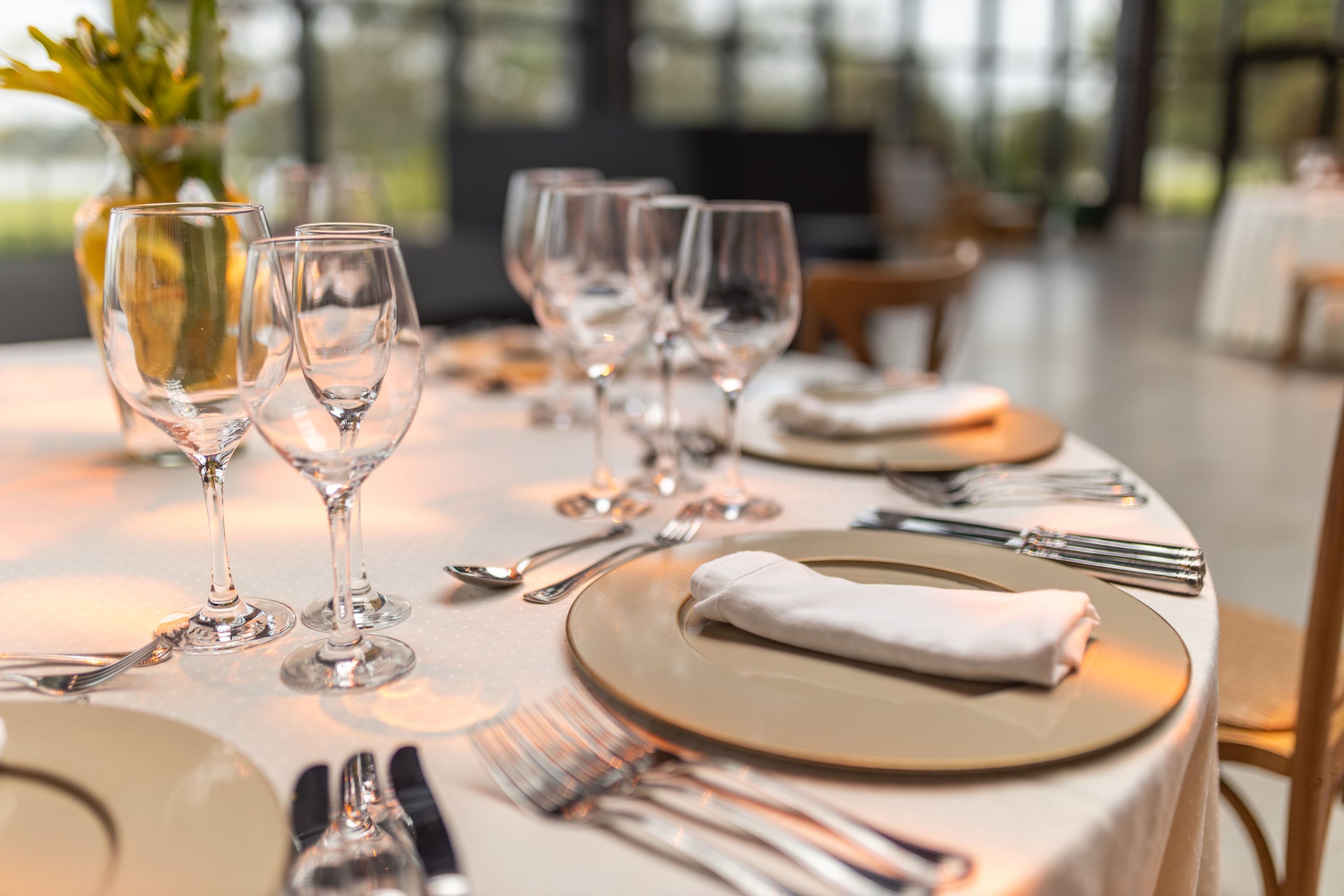 Mise en place sophistiquée avec verres et serviettes