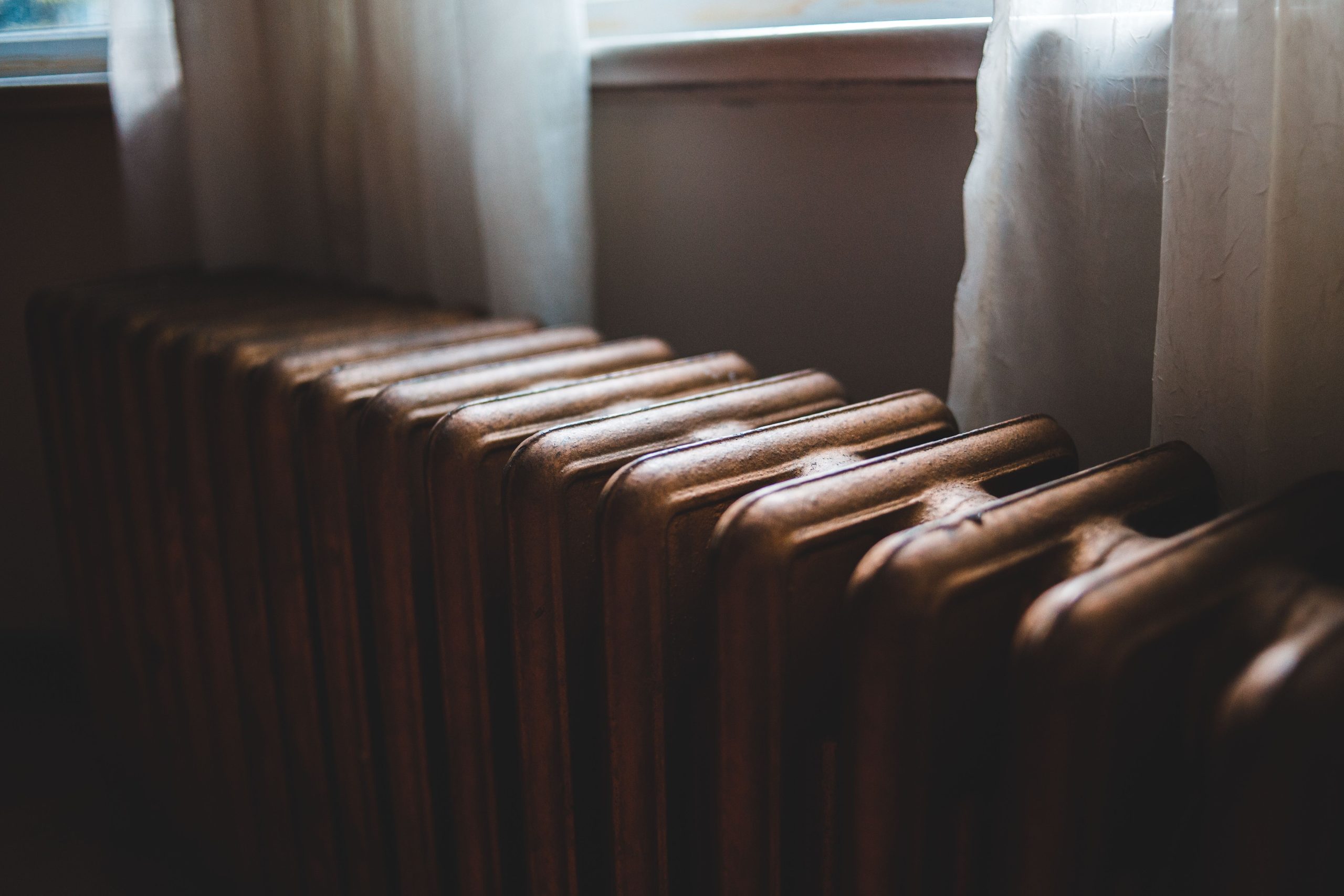 Vieux radiateur en fonte près fenêtre