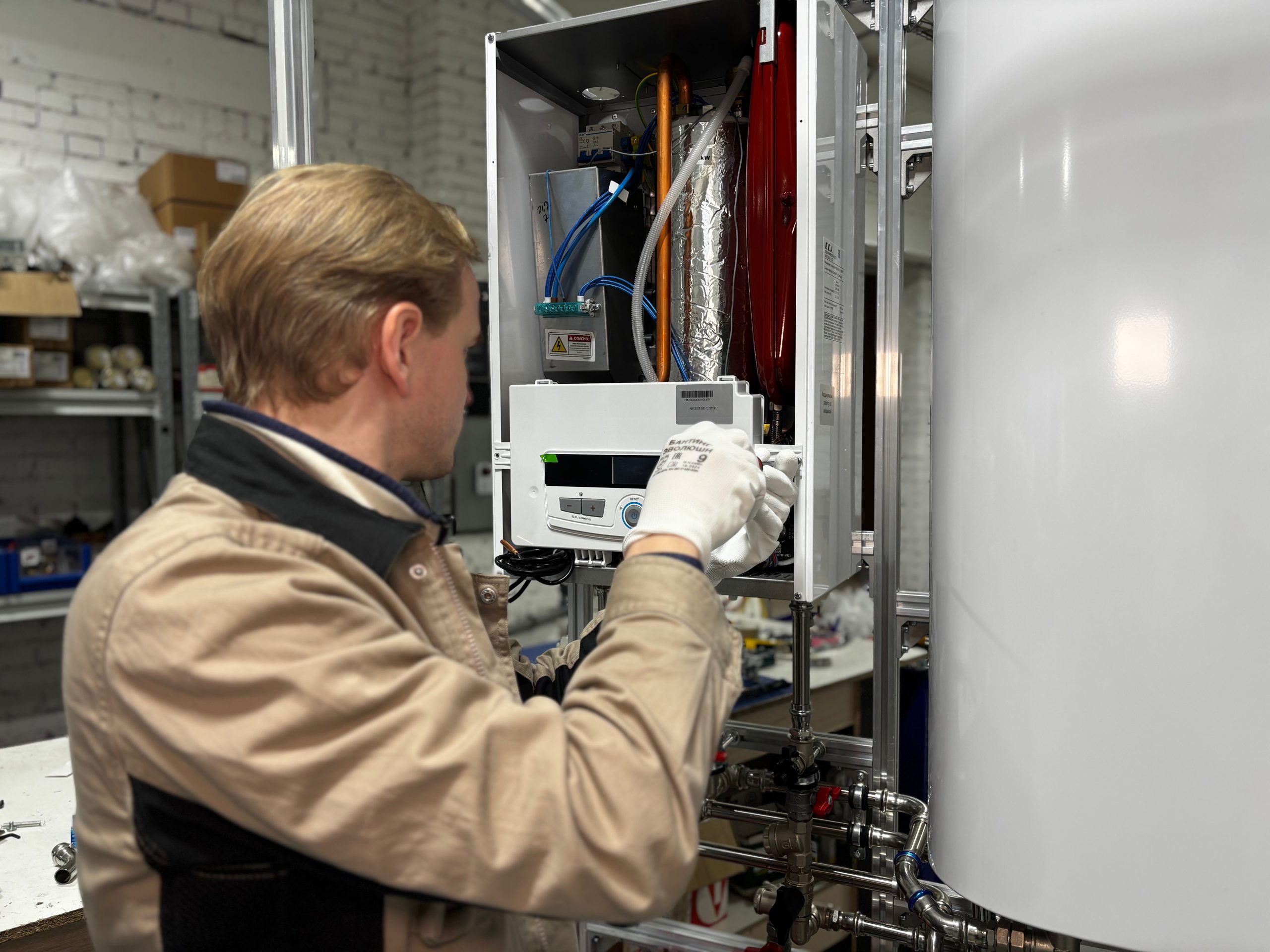 Technicien répare installation chauffage intérieur
