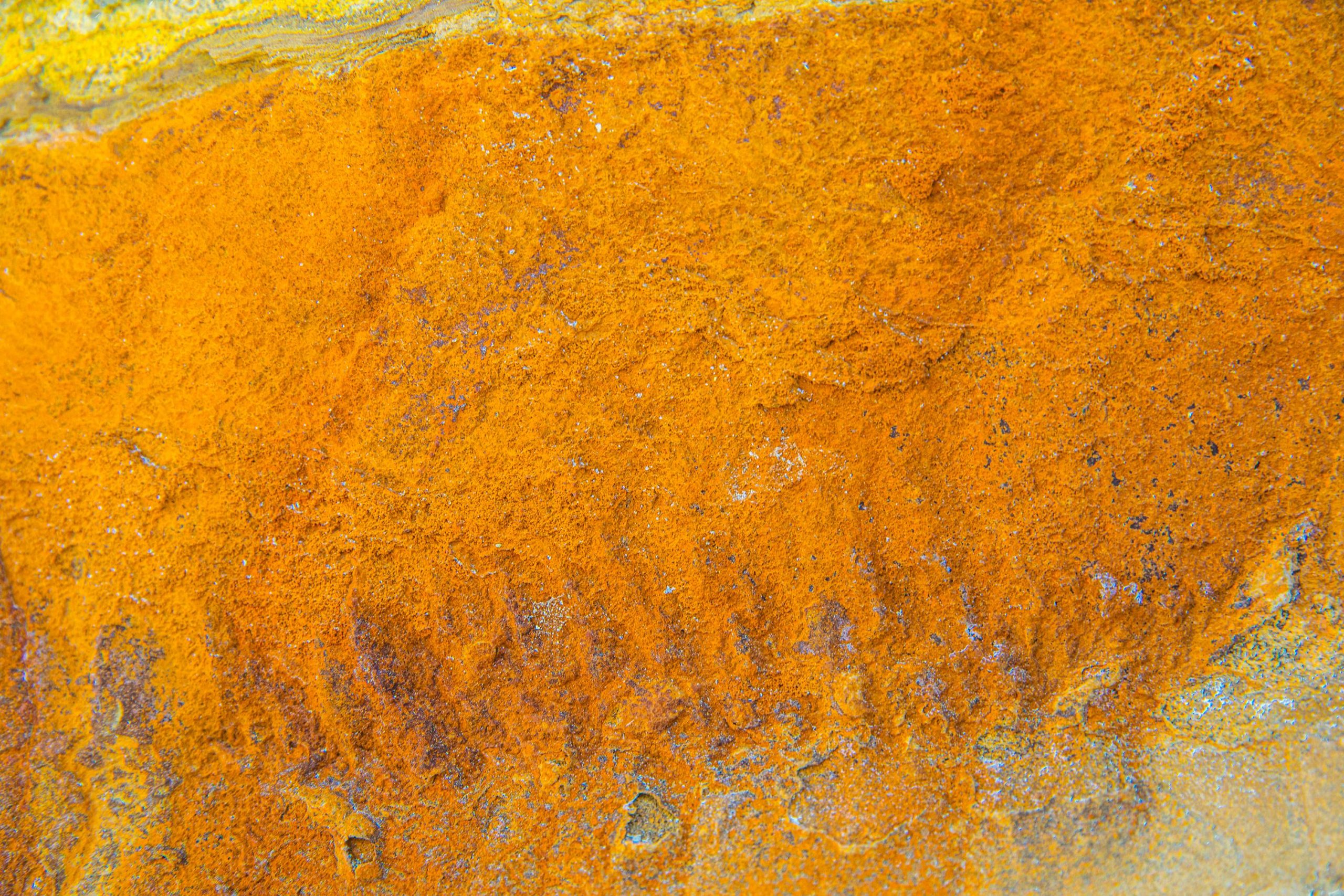 Texture rouille orange éclatante sur surface métallique