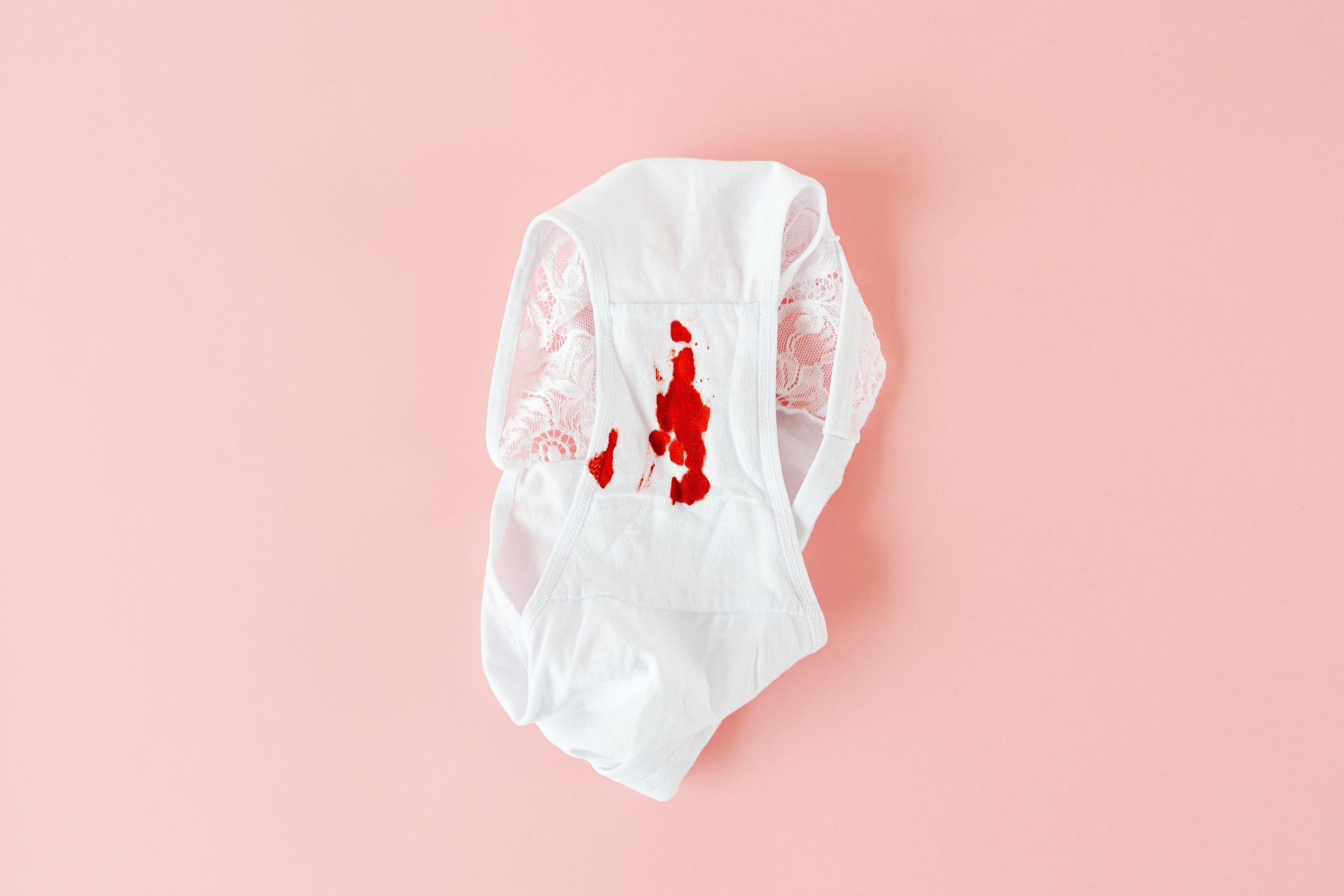 Sous-vêtements dentelle tache menstruelle visible