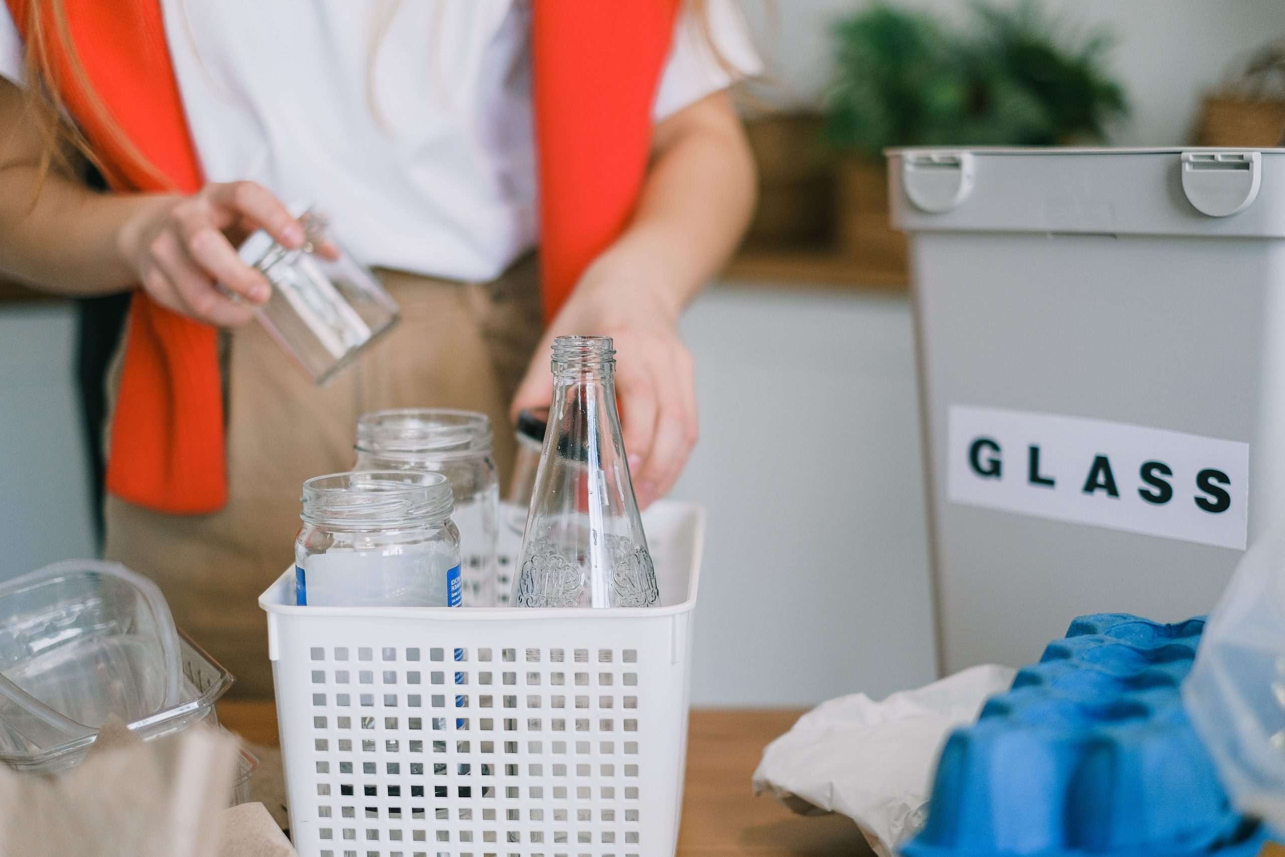 Femme triant déchets avec bouteilles réutilisables