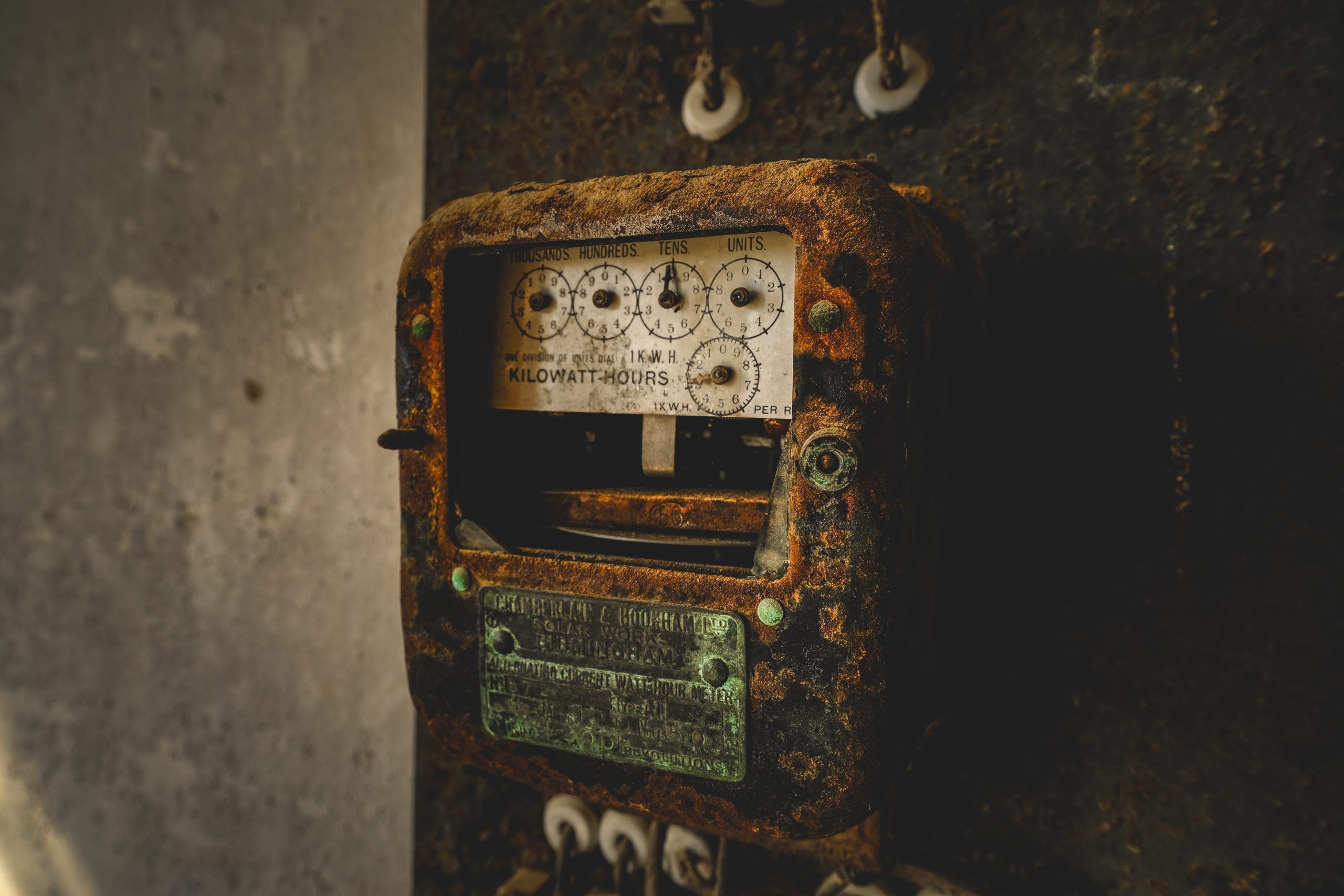 Ancien compteur kilowattheure rouille vintage industriel
