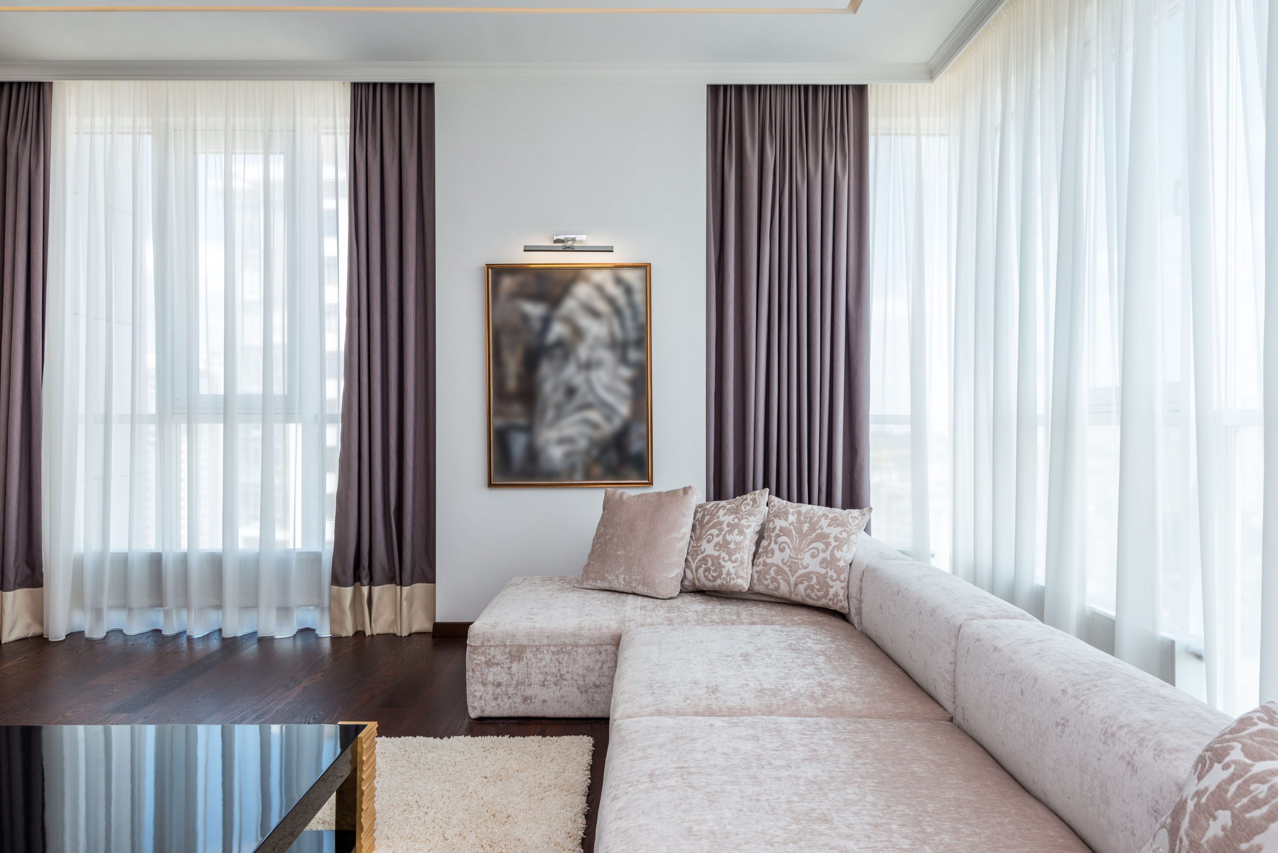 Salon moderne spacieux avec grandes fenêtres