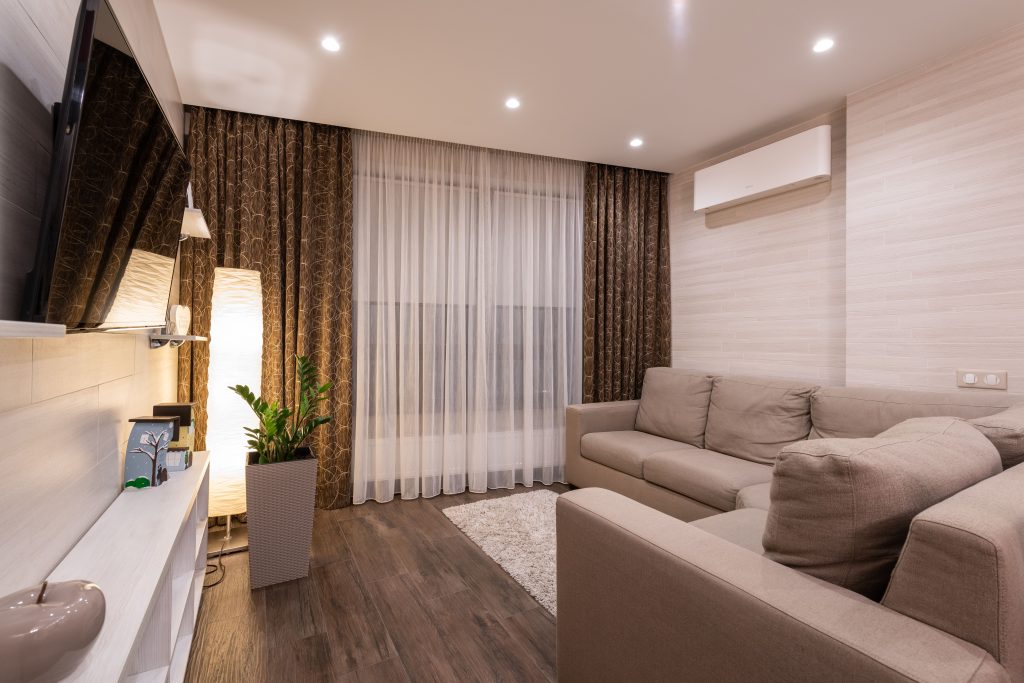 Comment cacher un vilain mur intérieur sans tout refaire ?