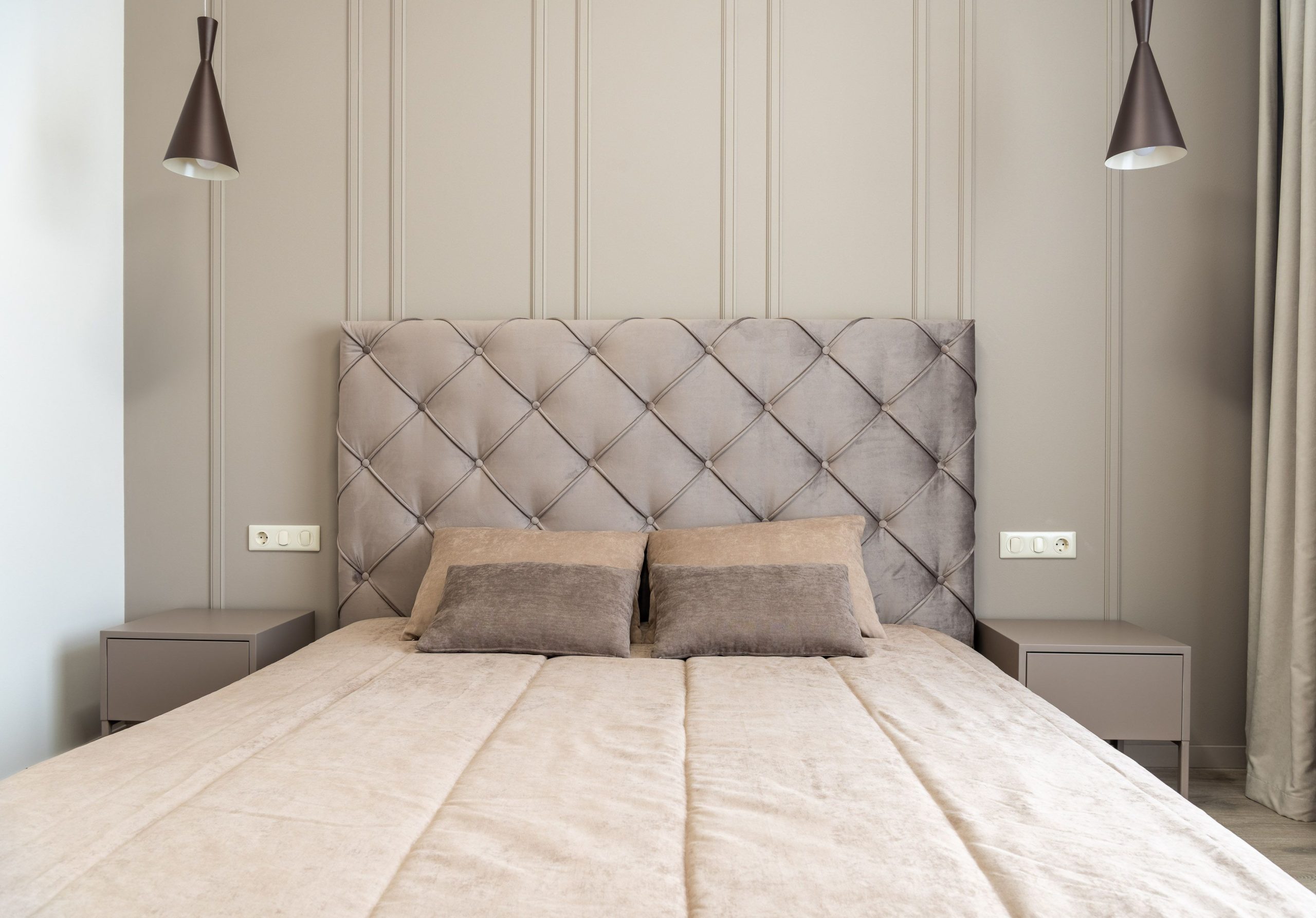 Chambre moderne lumineuse avec lit et lampes