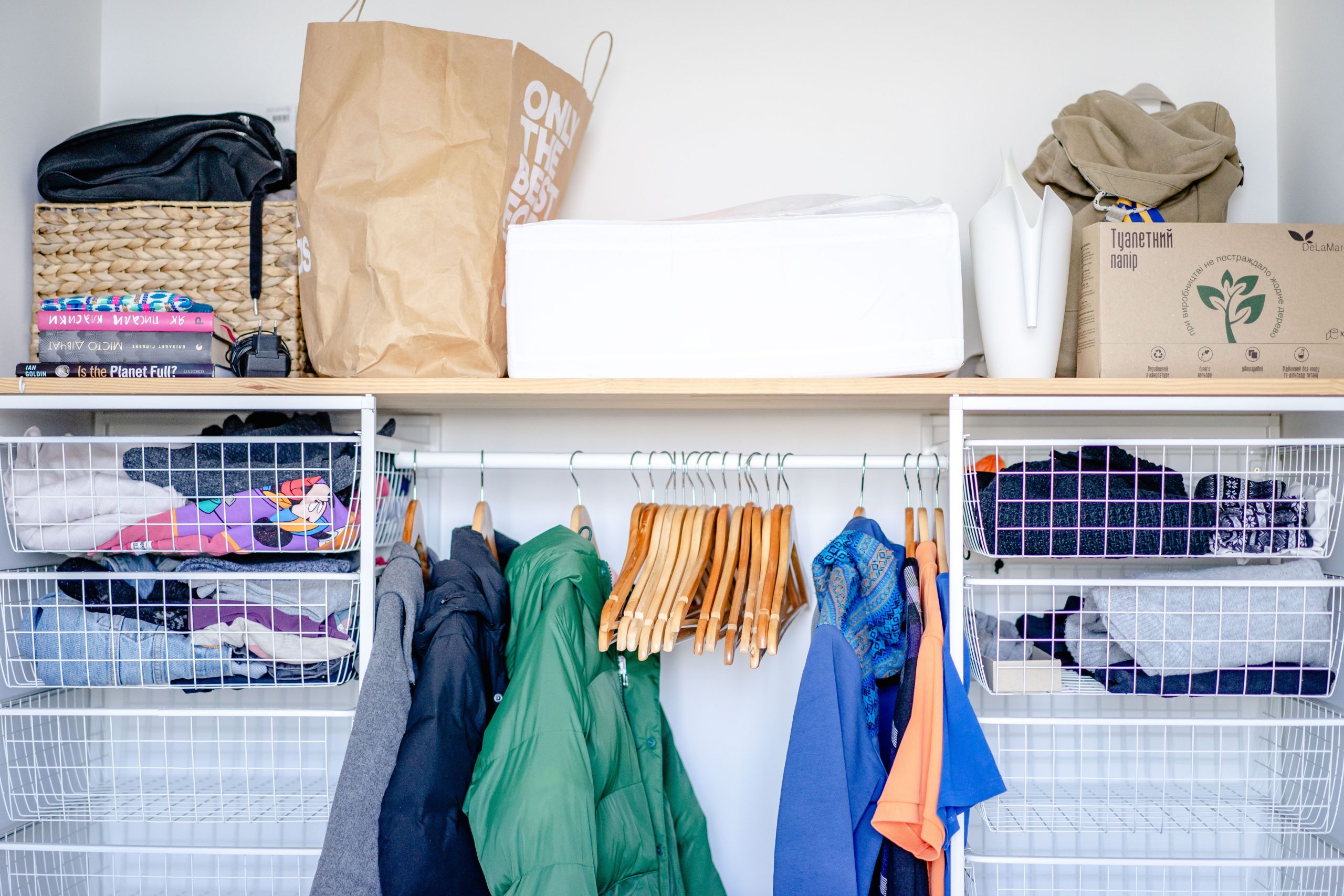 Dressing minimaliste avec vêtements et paniers de stockage