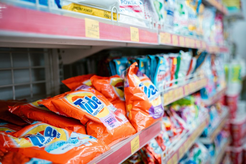 Lessive poudre ou liquide, laquelle lave vraiment mieux ?