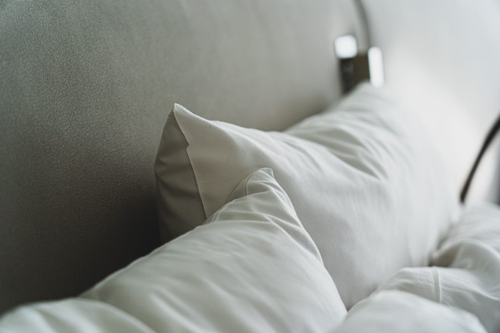 Oreiller ou traversin : lequel choisir pour bien dormir ?