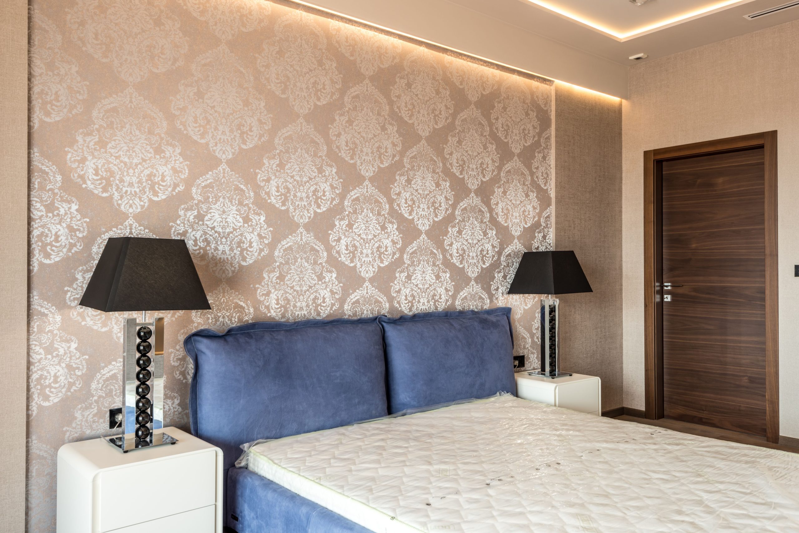 Chambre moderne avec papier peint bleu élégant