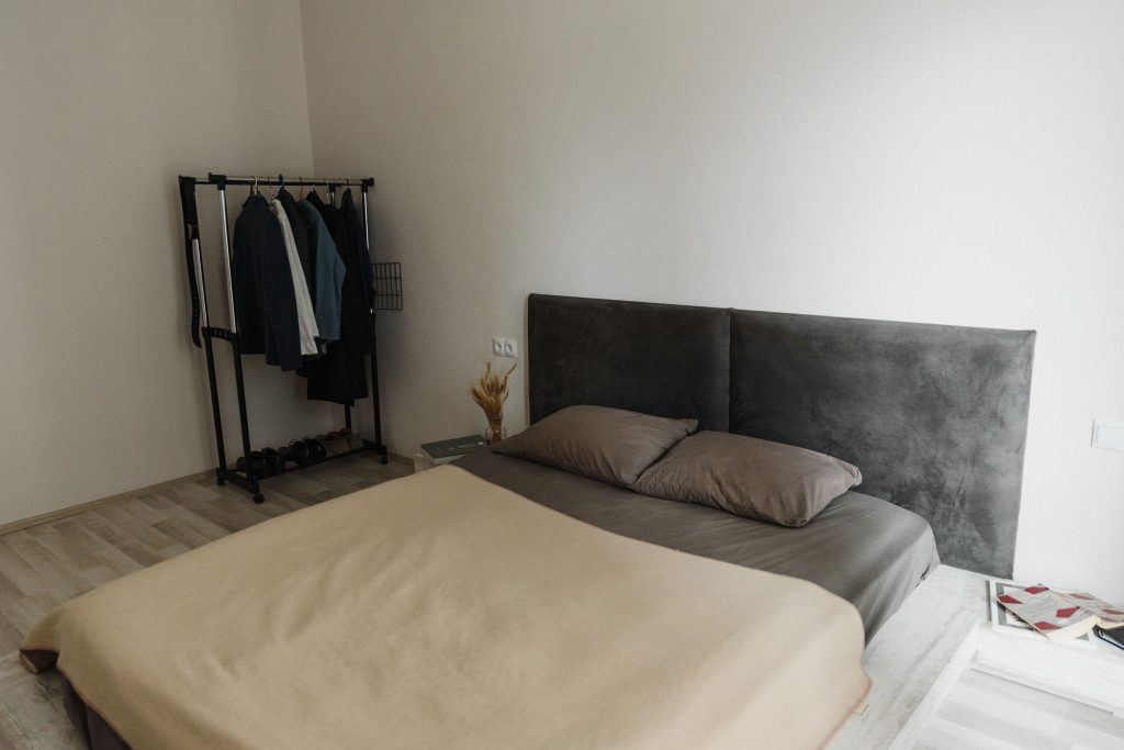 Comment installer une tete de lit sans mur derriere ?